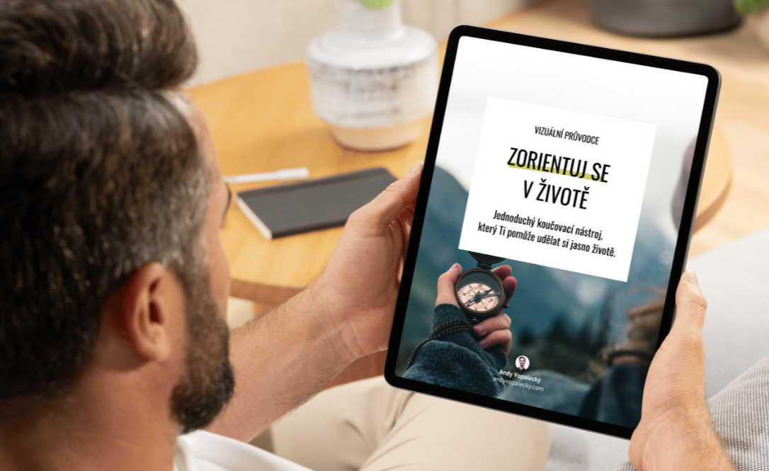 Mockup-PDF_Zorientuj_se_v_zivote_man-holding-ipad_scaled_close-up